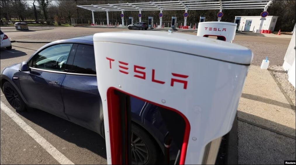 Autos eléctricos de GM podrán usar puestos de carga de Tesla