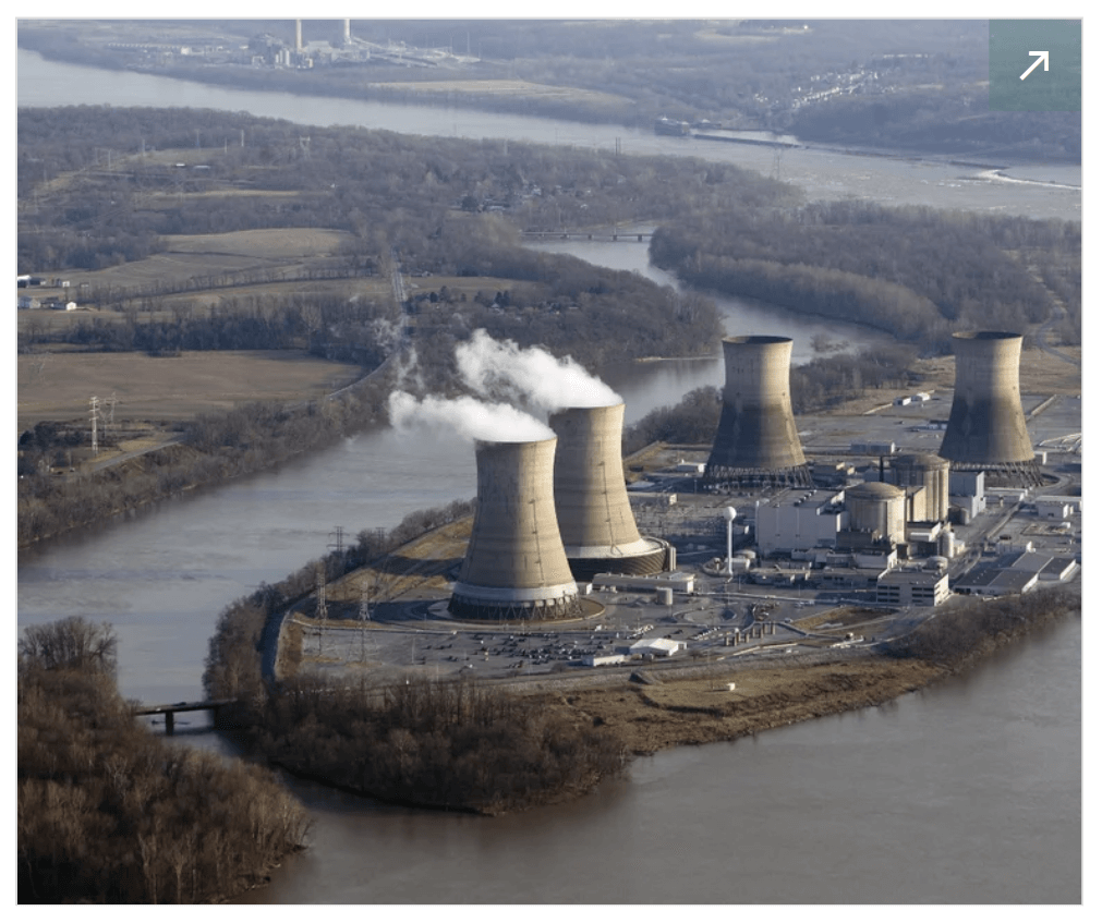 Torres de refrigeración en la central nuclear de Three Mile Island - Bloomberg