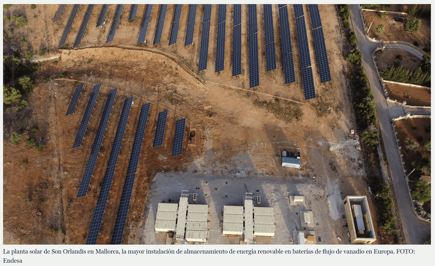 La planta solar de Son Orlandis en Mallorca, la mayor instalación de almacenamiento de energía renovable en baterías de flujo de vanadio en Europa. FOTO: Endesa