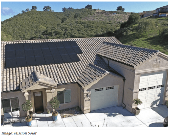 Granja solar con contenedores BESS y líneas de media tensión al fondo.