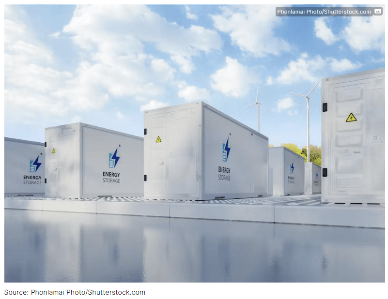 Gabinetes eléctricos con señalizaciones de seguridad y sistemas de supresión de incendios.