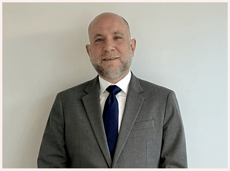 Reunión técnica con mapa de Europa y nodos de red resaltados.