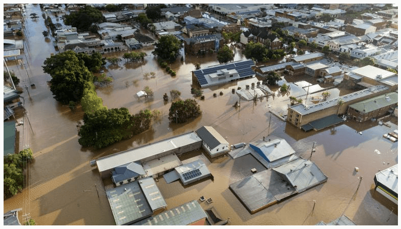 Skyline urbano con sensores, drones y redes conectadas representadas con iconos.