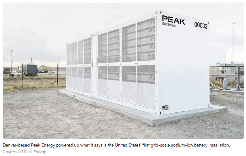 Celdas prismáticas etiquetadas como Na‑ion en un banco de pruebas.