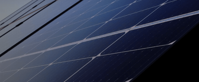 Panel solar en medio de un atardecer.