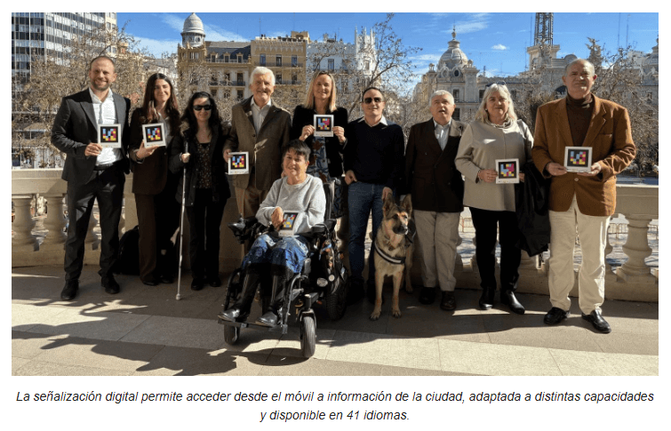 Diferentes personas con dispositivos de señalización digital que permite acceder desde el móvil a información de la ciudad y adaptada a distintas capacidades.