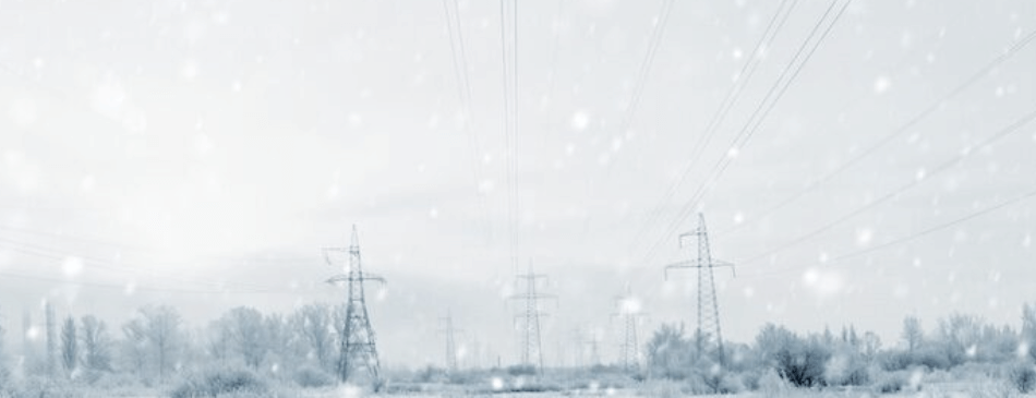 Líneas de transmisión cubiertas de hielo y cuadrillas restaurando servicio.