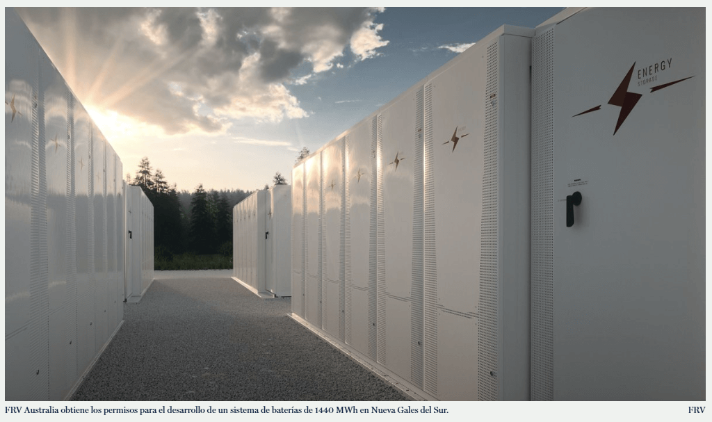 Bancos de baterías en contenedores modulares conectados a transformadores en patio eléctrico.