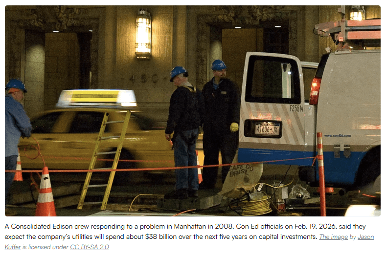 Fotografía urbana con subestación, cables soterrados y camión de empresa de energía en operación.