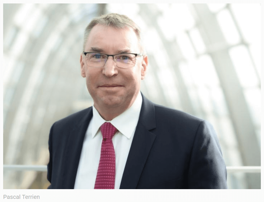 Retrato del entrevistado Pascal Trein en una instalación corporativa.