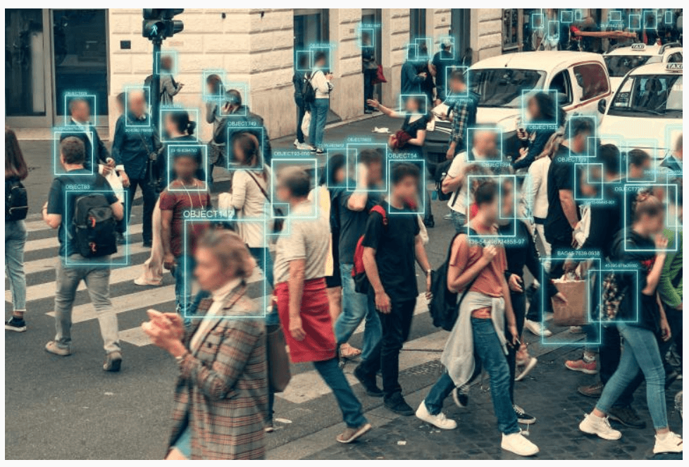 Vista de una calle de una ciudad día con ciudadanos cruzando la calle y con un recuadro en su rostro.