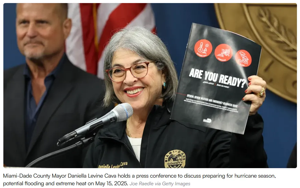 Alcaldesa de Miami-Dade en rueda de prensa sobre calor extremo y riesgos climáticos.