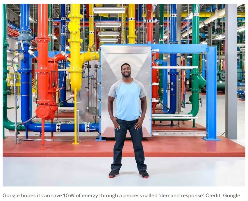 La imagen muestra el interior de un centro de datos de Google, una instalación física diseñada para almacenar y gestionar servidores de red.