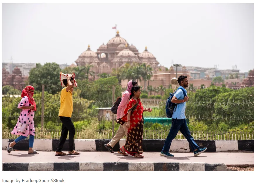 Se muestra a personas caminando cerca del Templo Swaminarayan Akshardham en Nueva Delhi, India, un enorme complejo espiritual y cultural.