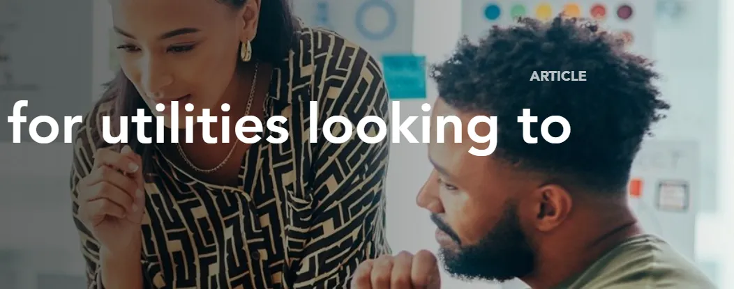 La imagen muestra un entorno de trabajo colaborativo en el que dos profesionales analizan información en una pantalla o documento.