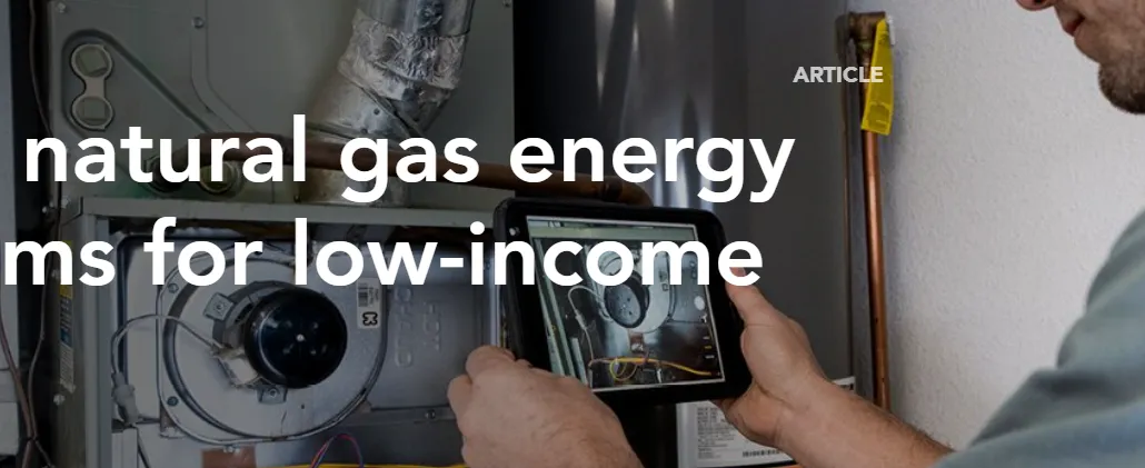 El dispositivo que se muestra en el área seleccionada es una tablet industrial, herramienta utilizada por un técnico de HVAC (calefacción, ventilación y aire acondicionado) en labores de inspección y diagnóstico.