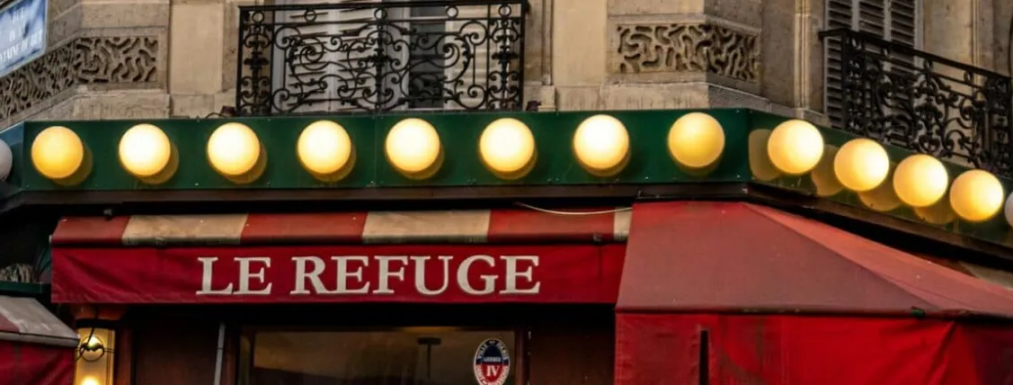 Imagen muestra el restaurante Le Refuge des Fondus en el barrio de Montmartre, París.