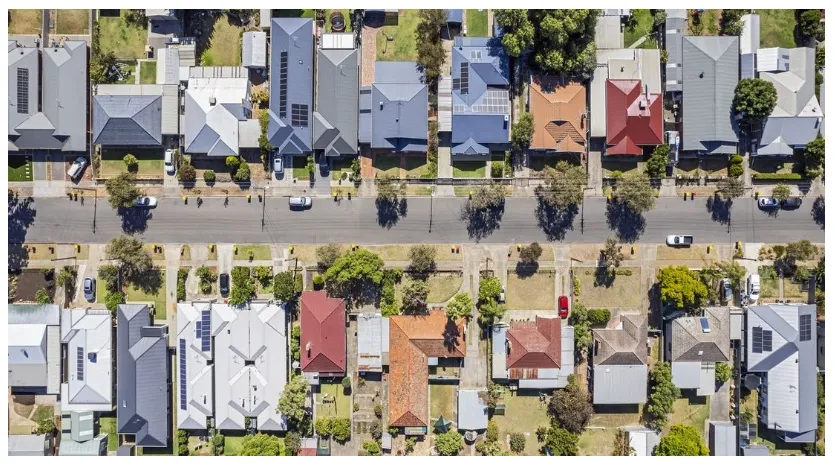 Vista aérea de un vecindario suburbano típico en Adelaide, Australia Meridional, destacando la planificación urbana residencial.