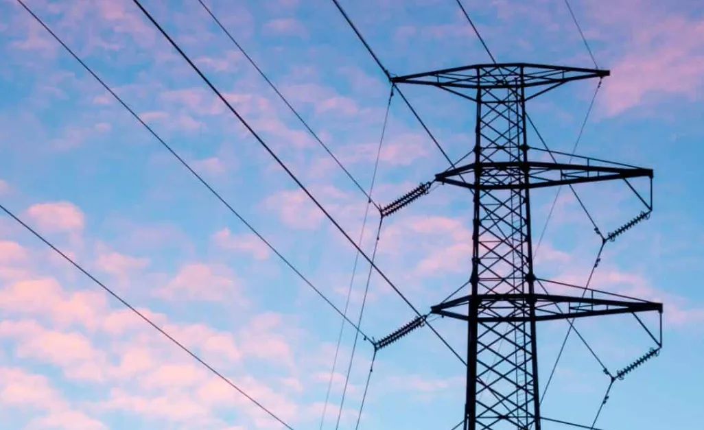 La imagen muestra una torre de transmisión eléctrica, también conocida como torre de alta tensión o pilón.