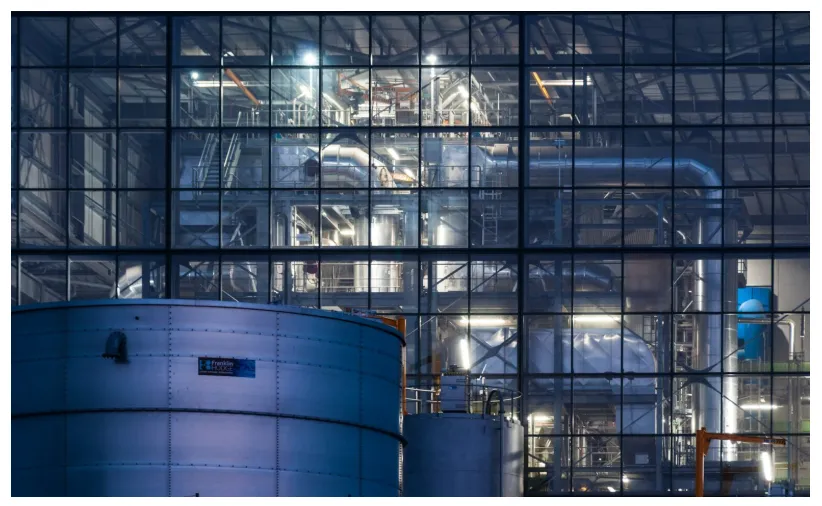 Se muestra una instalación industrial moderna, posiblemente relacionada con la innovación energética en Medellín.