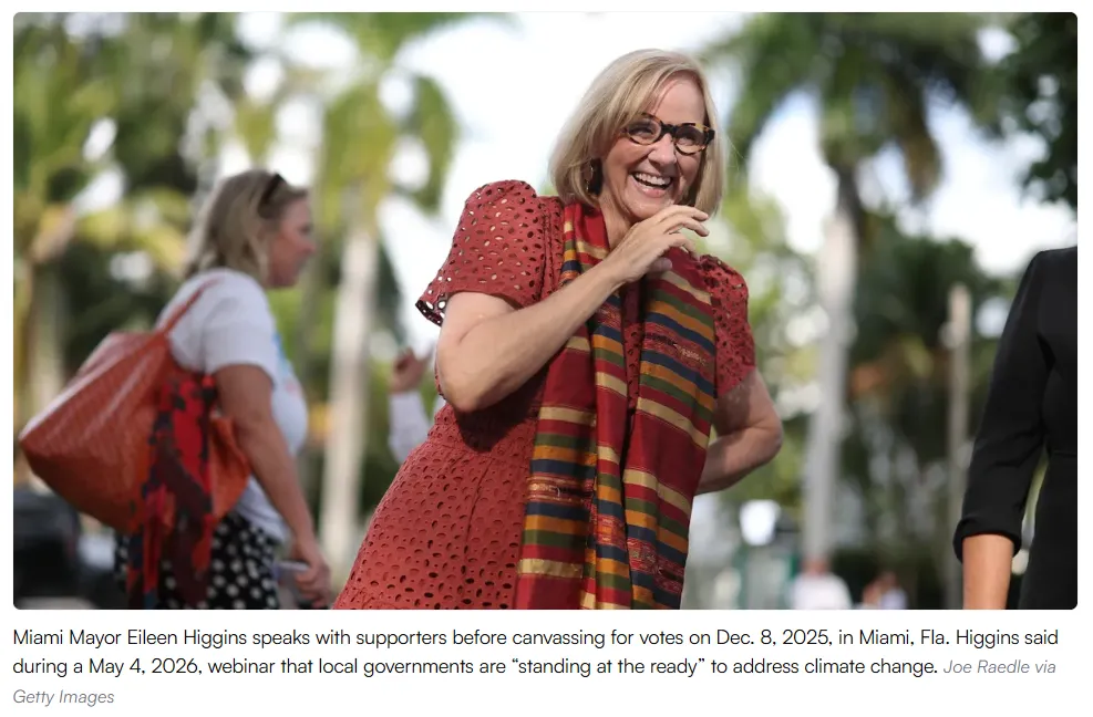 La alcaldesa de Miami Eileen Higgins habla con simpatizantes antes de una jornada electoral.