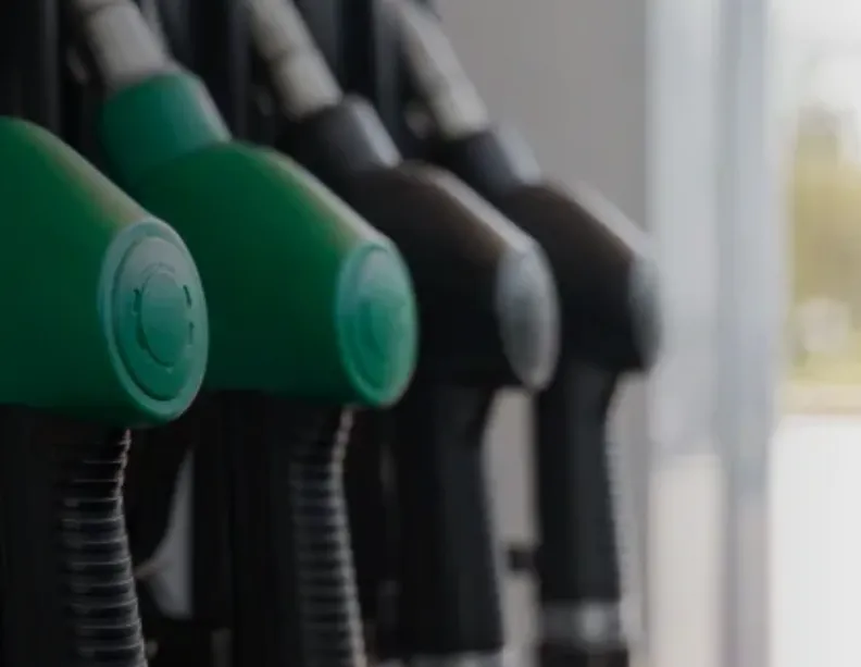 Surtidor de gasolina y diésel en una estación de servicio del sudeste asiático.