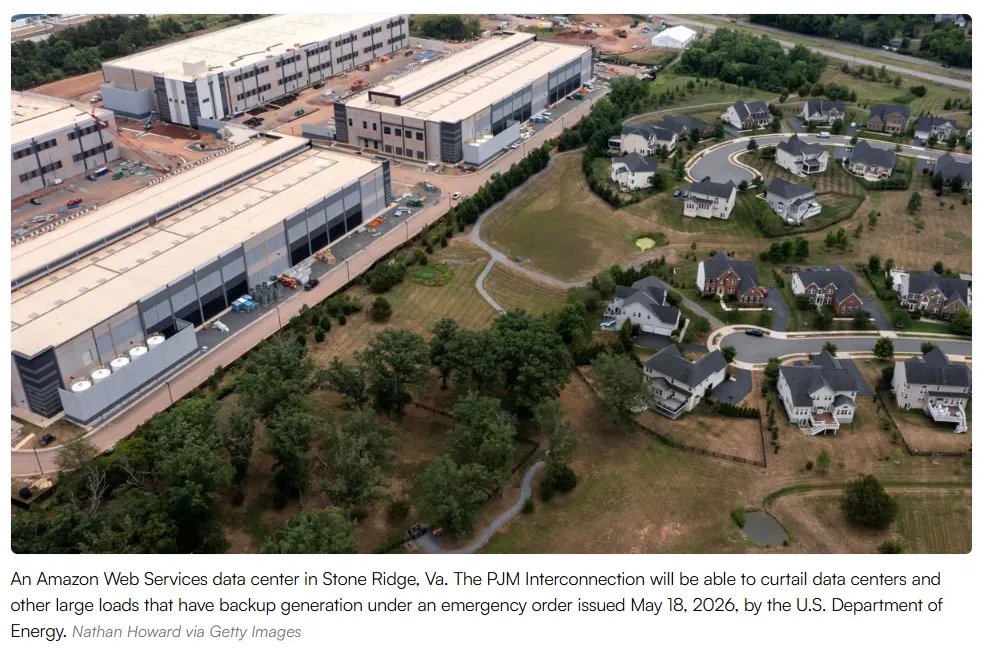 La imagen muestra una vista aérea del centro de datos de Amazon Web Services (AWS) en Stone Ridge, Virginia, situado directamente adyacente a un vecindario residencial.