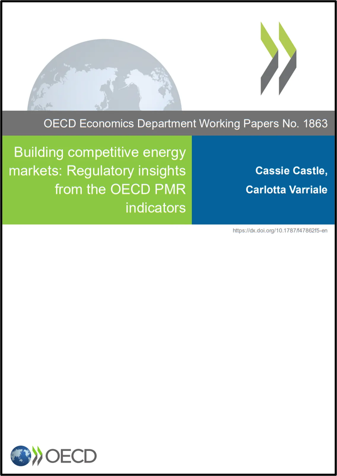 Los mercados de energía competitivos y transparentes constituyen motores esenciales para el crecimiento económico y el bienestar social, dado que garantizan una entrega eficiente de la energía y fomentan la innovación y la inversión. Para alcanzar este nivel de efectividad, los marcos regulatorios deben facilitar el acceso al mercado, garantizar la igualdad en el uso de la infraestructura y promover la competencia a lo largo de toda la cadena de valor energética. Diversas naciones han iniciado reformas denominadas de liberalización para impulsar estos objetivos, sin embargo, aún persiste la carencia de herramientas regulatorias que permitan una participación activa del consumidor, como mecanismos que reduzcan los costos del cambio de proveedor y la infraestructura técnica y digital que permita liberalizar los precios en el ámbito minorista. Esta situación limita el desarrollo de una competencia efectiva, con repercusiones negativas tanto para los consumidores como para el sistema energético en general. La estructura peculiar de los sectores eléctrico y del gas natural dificulta la completa liberalización del mercado, puesto que las redes de transmisión y distribución funcionan como monopolios naturales debido a los elevados costos fijos y la importancia de las economías de escala. Por esta razón, resulta imprescindible reducir las barreras a la entrada en los segmentos donde la competencia es viable, como la generación, almacenamiento y suministro minorista, al tiempo que se asegura un acceso no discriminatorio a las infraestructuras de red. Aunque desde los años noventa muchos países han implementado medidas tales como la desintegración vertical de monopolios integrados, la creación de reguladores independientes, el establecimiento de mercados mayoristas y el fomento de la libre elección de proveedor por parte del consumidor, algunos países continúan sin aplicar una separación vertical adecuada o han mantenido la propiedad pública, lo que limita la competencia y la eficiencia del sector. Además, la liberalización ha tenido efectos dispares entre los diferentes tipos de consumidores. Las grandes empresas industriales han disfrutado antes y con mayor intensidad de las ventajas asociadas a la competencia, al acceder rápidamente a mercados competitivos y negociar condiciones más favorables. Por el contrario, los consumidores domésticos y pequeñas empresas enfrentan dificultades para beneficiarse plenamente de la liberalización debido a la complejidad de los contratos minoristas y los múltiples componentes que integran los precios, lo que dificulta la comparación y búsqueda de ofertas más ventajosas. Esta situación genera desinterés y un bajo nivel de cambio de proveedores. Estudios revelan que los consumidores perciben que el esfuerzo requerido para evaluar las opciones es elevado en relación con los posibles ahorros, lo que destaca la necesidad de diseñar mercados con ofertas sencillas, herramientas eficaces para facilitar el cambio y regulaciones adecuadas sobre precios. Además, la implementación de tecnologías como los contadores inteligentes y programas de respuesta a la demanda se relaciona con la capacidad de los consumidores para participar activamente en la gestión del consumo, elemento cada vez más importante para integrar energías renovables y mejorar la eficiencia del sistema. Asimismo, la transición hacia sistemas energéticos más flexibles y sostenibles enfrenta barreras regulatorias significativas. Estas incluyen la falta de claridad legal para tecnologías emergentes, normas de remuneración poco definidas, procedimientos fragmentados de planificación territorial, sistemas rígidos para el acceso a las redes y escasas motivaciones para modernizar las infraestructuras. Tales obstáculos incrementan los costos, prolongan los plazos y desincentivan las inversiones, particularmente en soluciones descentralizadas. En algunos países, se han observado demoras prolongadas y abandono de proyectos debido a congestiones en la red y procedimientos regulatorios poco claros. Superar estos problemas requiere simplificar los procesos de autorización, desarrollar condiciones competitivas para atraer inversiones en energías renovables y flexibilidad, y fortalecer la infraestructura técnica y digital necesaria para la participación efectiva del consumidor en mercados liberalizados. Estos esfuerzos regulatorios, junto con la supervisión basada en indicadores detallados, contribuyen a construir un marco que favorezca la eficiencia y el desarrollo sostenible del sector energético en beneficio de toda la sociedad. Los mercados energéticos competitivos favorecen el crecimiento económico y la innovación mediante la promoción de marcos regulatorios que habiliten la competencia y garanticen un acceso equitativo a las infraestructuras. No obstante, aspectos estructurales inherentes a los sectores eléctrico y de gas, junto con deficiencias en la participación del consumidor y complejidades regulatorias, dificultan la consecución de mercados plenamente liberalizados y eficientes. Se requiere avanzar en reformas que incluyan facilidades para el cambio de proveedor, transparencia en precios y despliegue de tecnologías que permitan la gestión activa del consumo. Para ello, eliminar barreras regulatorias específicas y fortalecer la infraestructura técnica y digital es fundamental, con el propósito de integrar tecnologías renovables y mejorar la flexibilidad sistémica. De esta manera, se podrá maximizar el potencial de los mercados energéticos para ofrecer mejores resultados a los consumidores, incentivar la inversión y contribuir a la sostenibilidad ambiental, fortaleciéndose así la capacidad de los sistemas energéticos para enfrentar los retos presentes y futuros.