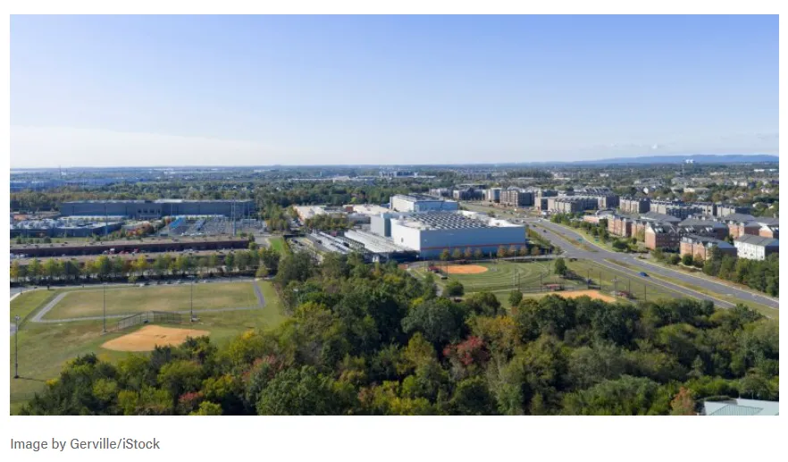 Esta imagen muestra una vista aérea de un campus de centros de datos.