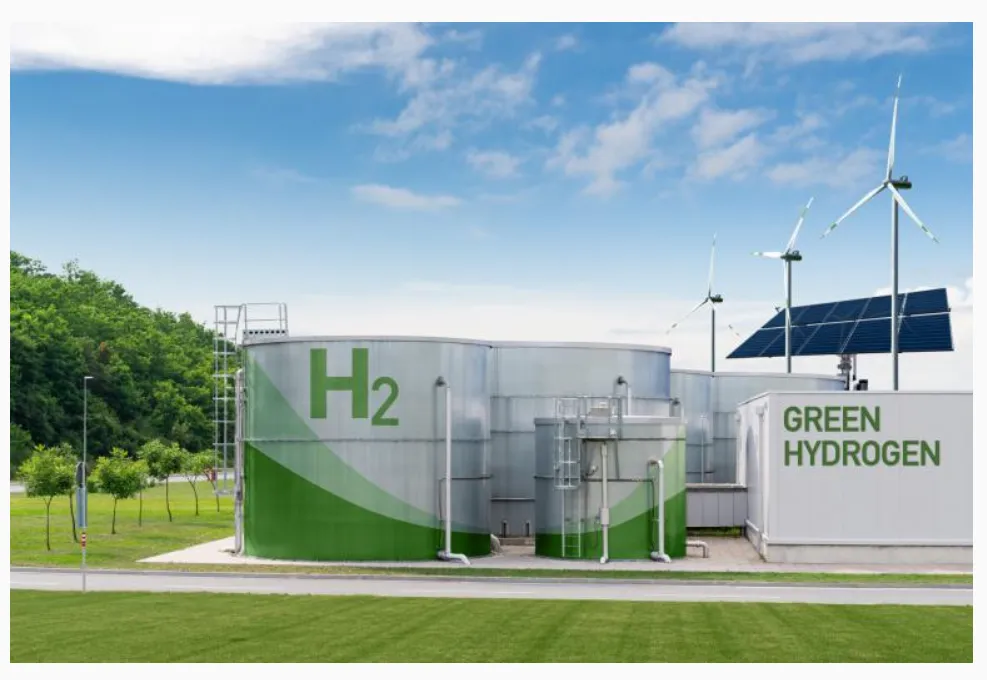 Esta es una instalación de producción y almacenamiento de hidrógeno verde que utiliza energía solar y eólica.