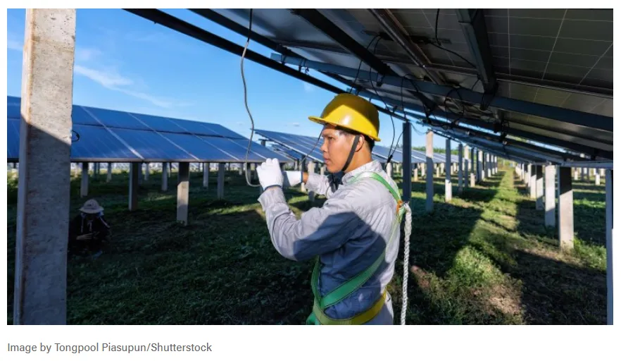 Se muestra a un técnico con casco amarillo trabajando en una instalación fotovoltaica.