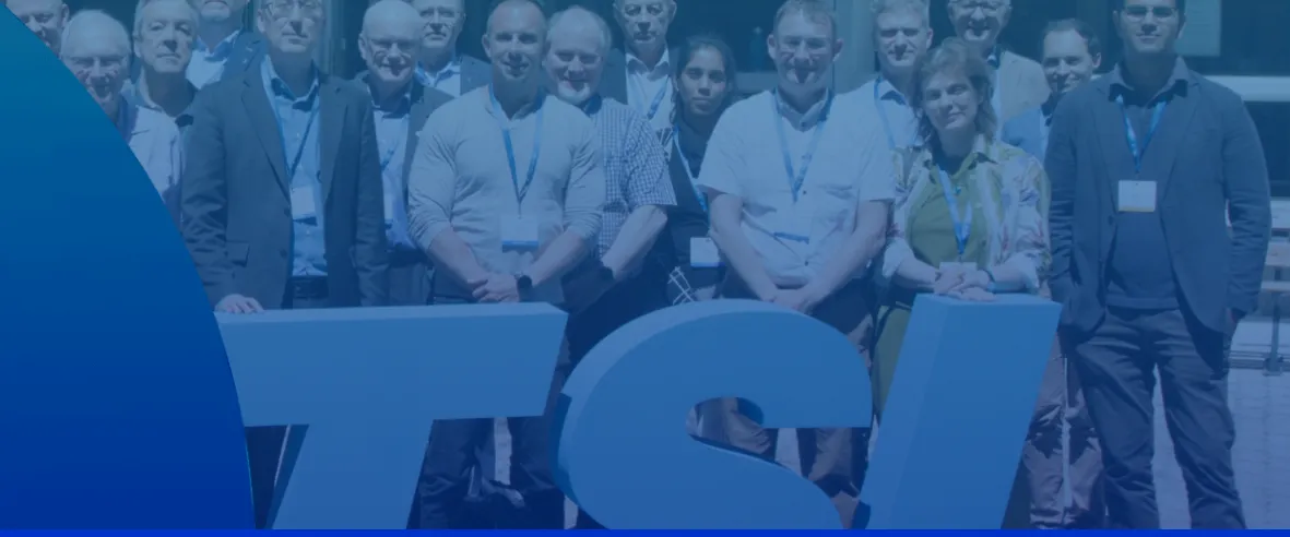 Se Esta imagen muestra a un grupo de personas en un evento ETSI, posiblemente una conferencia o reunión de socios.