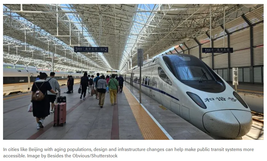 Se muestra una estación de tren moderna con una amplia estructura de techo de vidrio y acero, y un tren de alta velocidad en China es un modelo CRH380 de la serie "Harmony".