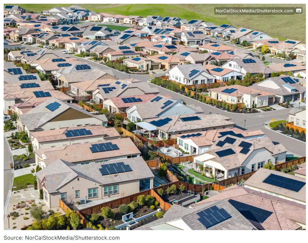 Se muestra un barrio residencial moderno en California con paneles solares instalados en la mayoría de los techos de las casas