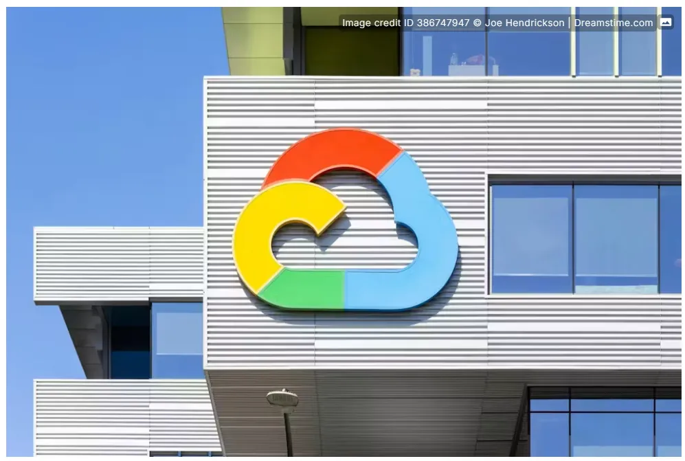 Se muestra el logo de Google Cloud exhibido en un edificio de su campus en Seattle.