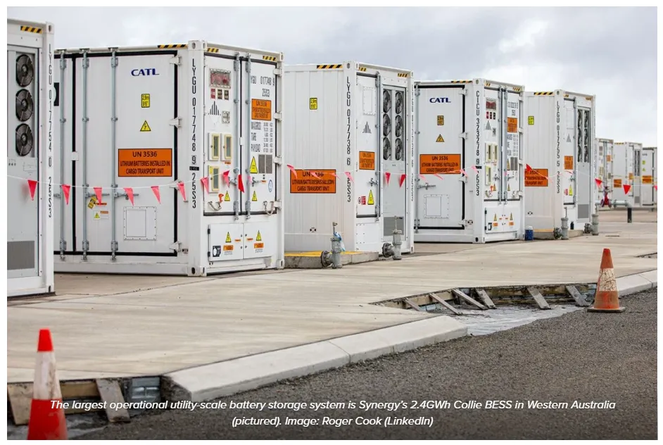 Se muestra contenedores que son parte del sistema de almacenamiento de energía por baterías Collie BESS de Synergy en Australia Occidental.