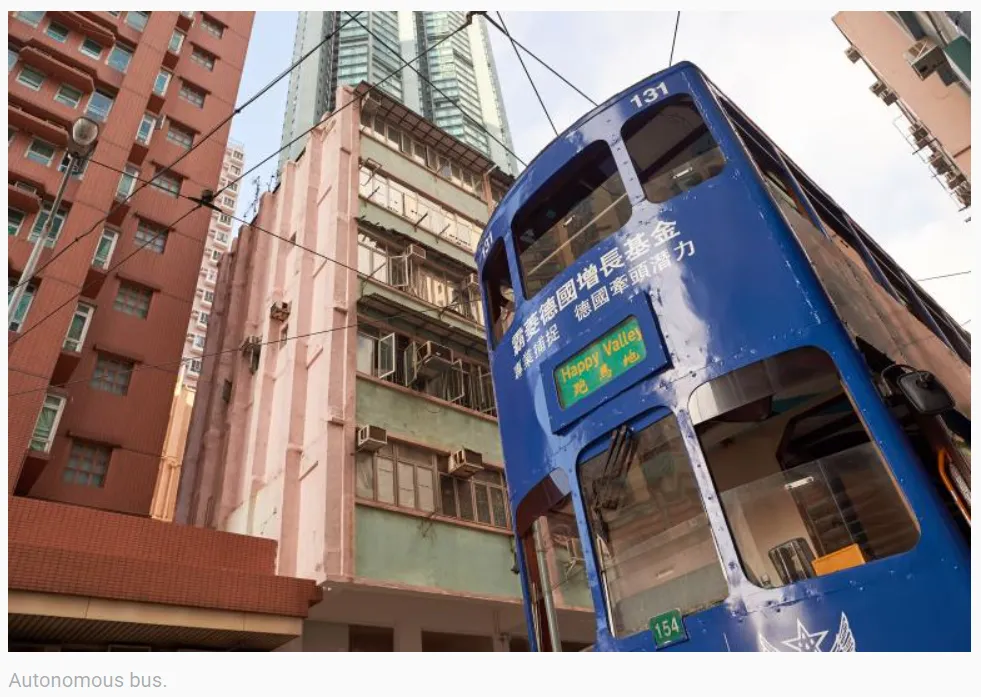 Vehículos autónomos circulan en una ciudad conectada con sensores urbanos, tranvía de dos pisos icónico de Hong Kong, conocido localmente como "Ding Ding".