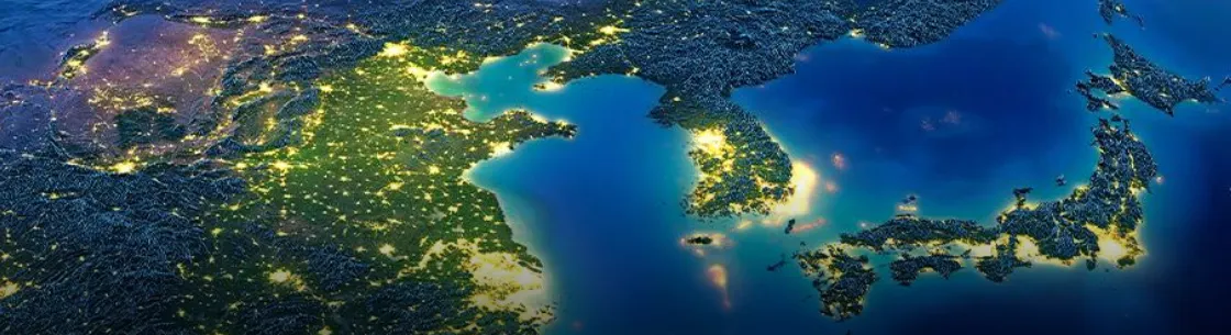 La imagen panorámica muestra una vista nocturna de Asia Oriental desde el espacio, destacando la intensa iluminación urbana de China, la Península de Corea y Japón.
