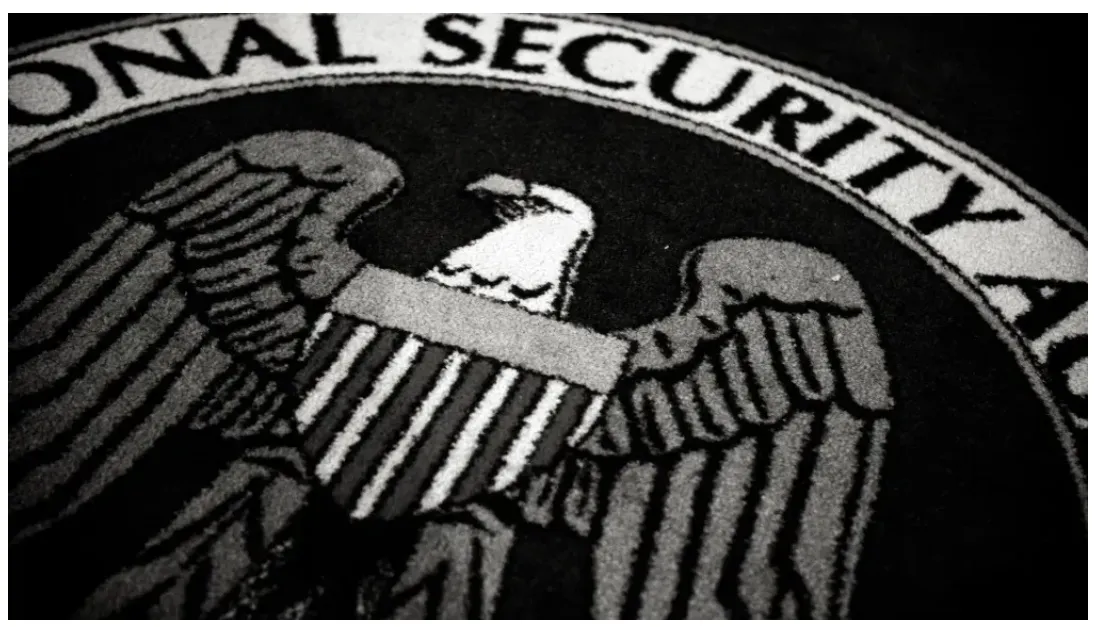 Referencia visual a amenazas cibernéticas e inteligencia artificial avanzada sobr el logo de la agencia de seguridad nacional de US.