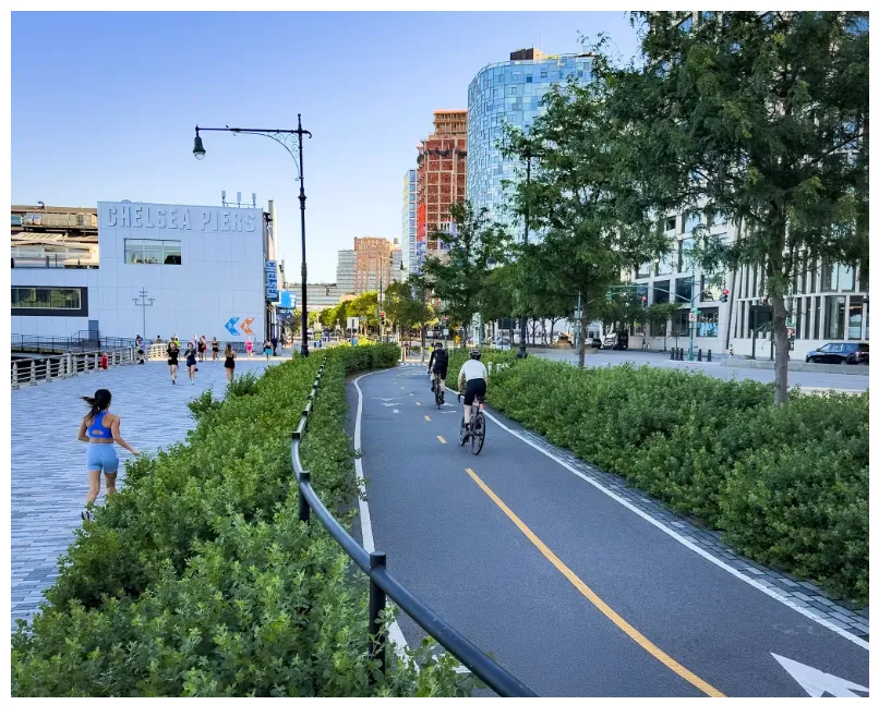 Personsa en bicicleta circulan por infraestructura urbana evaluada por el programa.