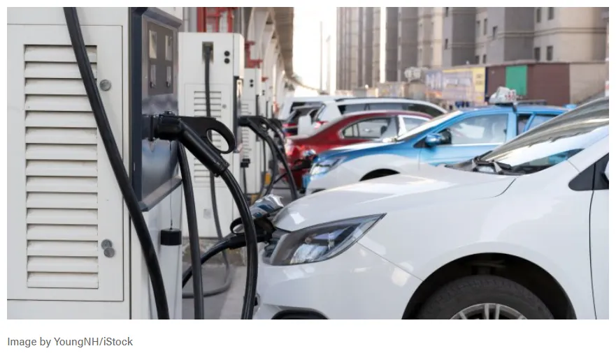 La imagen muestra una estación de carga pública urbana para vehículos eléctricos en la ciudad de Xining, China.