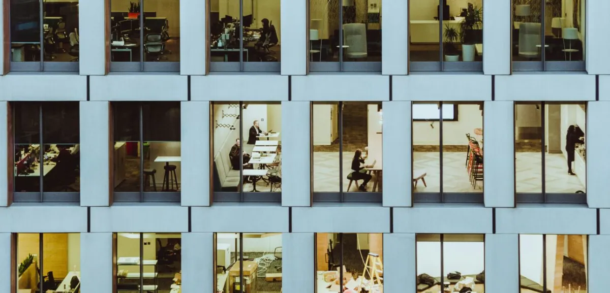 Esta imagen muestra la fachada de un edificio de oficinas moderno con un diseño funcional de módulos repetitivos.