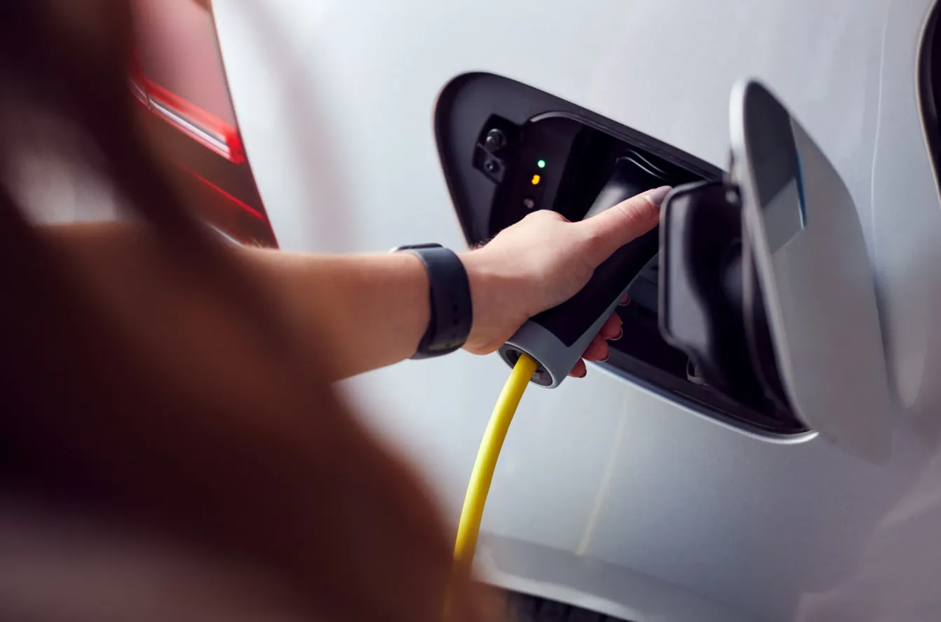 Vehículo eléctrico conectado a una estación de recarga inteligente.