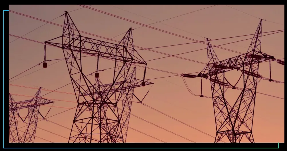 Se observa infraestructura de transmisión eléctrica de alta tensión, caracterizada por estructuras metálicas de celosía conocidas como torres de suspensión o pilonas, diseñadas para sostener conductores a gran altura.