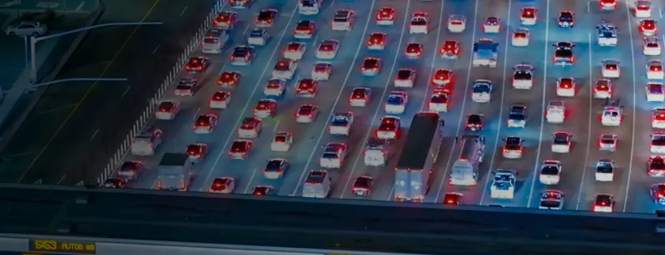 ICF plantea que la congestión en los sistemas de transporte debe gestionarse con enfoques basados en desempeño y datos actualizados, no únicamente mediante ampliación de infraestructura. En áreas metropolitanas de Estados Unidos con más de 200.000 habitantes, la normativa federal exige procesos de gestión de congestión dentro de la planificación de transporte. Estos procesos definen objetivos, indicadores, necesidades, estrategias y evaluación de resultados. El artículo explica que eliminar por completo la congestión no es realista ni necesariamente deseable, porque también puede reflejar actividad económica. El propósito consiste en mantenerla dentro de niveles aceptables para movilidad de personas y mercancías. Después de la pandemia surgieron patrones diferentes, como congestión al mediodía, periodos pico más largos, más comercio electrónico y cambios en hábitos de viaje. Por ello, ICF recomienda incorporar fuentes emergentes de datos, como información basada en ubicación, para medir accesibilidad laboral, tiempos de viaje, actividad peatonal, uso de bicicletas y comportamiento del transporte público. Para directivos de tecnología del sector energético, aunque el artículo pertenece al ámbito transporte, existe una relación directa con electrificación, carga de vehículos eléctricos y planeación de infraestructura. La congestión vial afecta perfiles de carga, ubicación de cargadores, operación de flotas eléctricas y demanda energética urbana. Las empresas de energía pueden usar analítica de movilidad para anticipar puntos de recarga, diseñar tarifas, coordinar carga gestionada y alinear inversiones en red con patrones reales de desplazamiento. La convergencia transporte-energía dependerá cada vez más de datos oportunos y modelos predictivos. Estos datos pueden orientar inversión en cargadores, redes y operación de flotas.