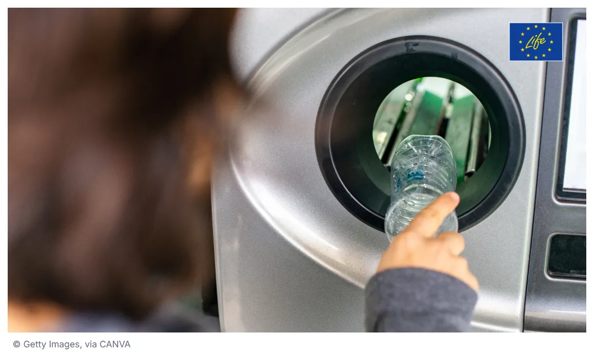 La imagen muestra una máquina es un sistema de devolución de depósitos (SDDR) automatizado, utilizado para reciclar envases de bebidas.
