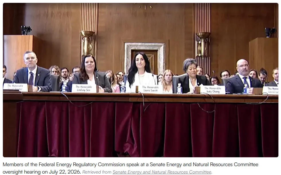 La imagen muestra a miembros de la Comisión Federal de Regulación Energética (FERC) testificando ante el Comité de Energía y Recursos Naturales del Senado en julio de 2026.
