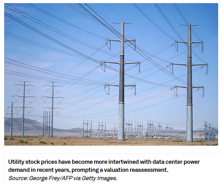 La imagen muestra estructuras son postes de acero galvanizado utilizados para la transmisión de energía de alto voltaje.