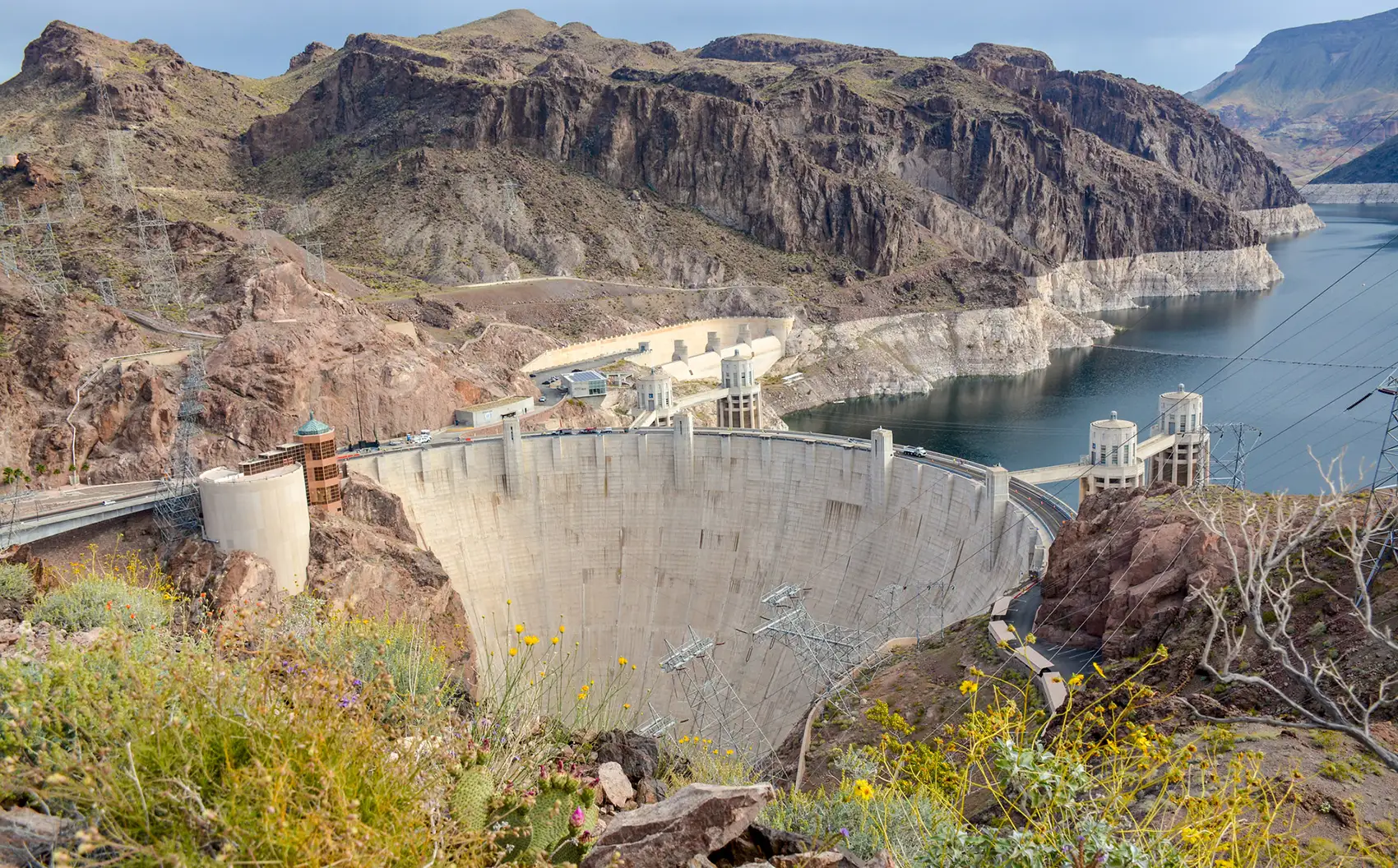Vista de Hoover Dam con torres de potencia y embalse asociado a generación hidroeléctrica.