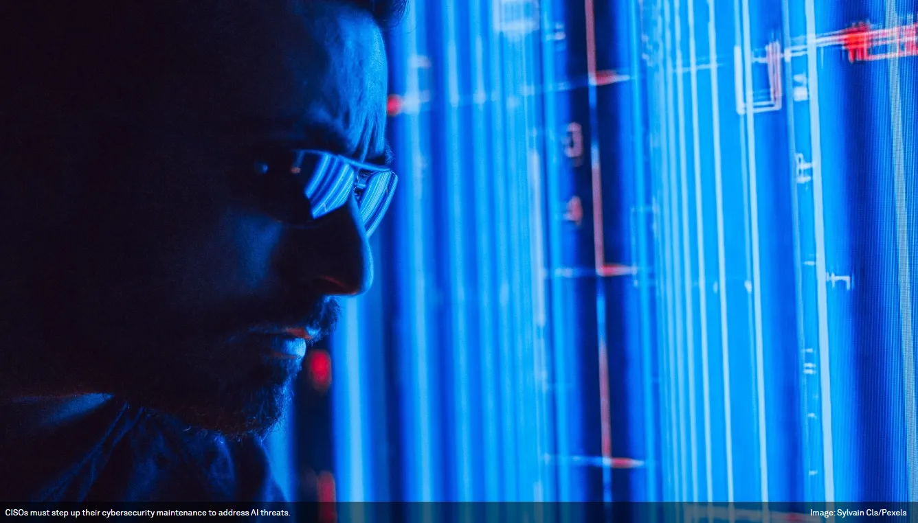 Esta imagen muestra un primer plano de una persona con gafas, iluminada por luces azules intensas que simulan una interfaz tecnológica o datos digitales.